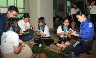 Đại biểu Tàu Thanh niên Đông Nam Á-Nhật Bản học kết lá dừa, tìm hiểu nón lá Việt