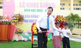 Chủ tịch TPHCM mời học sinh lớp 1 cùng thực hiện nghi thức đánh trống khai trường