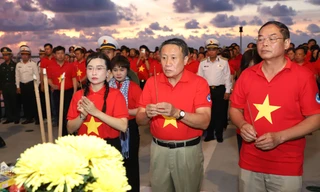 Tưởng niệm các Anh hùng Gạc Ma giữa biển trời Trường Sa 