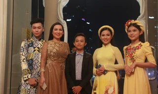 Phi Nhung đưa các con nuôi lên thảm đỏ giải Mai Vàng 