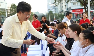 Đưa bạn trẻ về quê đón Tết đoàn viên, lì xì năm mới sinh viên quốc tế