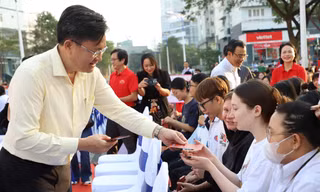 Đưa bạn trẻ về quê đón Tết đoàn viên, lì xì năm mới sinh viên quốc tế