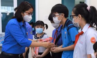 Mang Tết ấm áp đến với em nhỏ khó khăn vì COVID-19