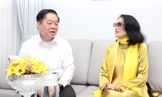 Trưởng ban Tuyên giáo Trung ương Nguyễn Trọng Nghĩa chúc Tết NSND Trà Giang