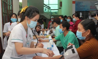 Khám bệnh, tặng quà cho 1.000 công nhân, người lao động Long An
