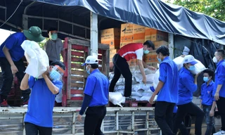 San sẻ yêu thương với người dân Bình Dương, Phú Yên 