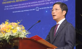 Ủy viên Bộ Chính trị, Trưởng ban Kinh tế Trung ương Trần Tuấn Anh phát biểu tại hội thảo