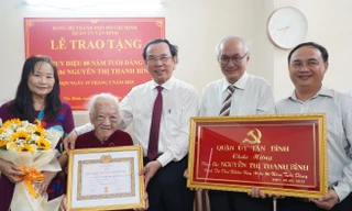 Bí thư TPHCM Nguyễn Văn Nên trao Huy hiệu 80 năm tuổi Đảng cho cán bộ tiền khởi nghĩa 