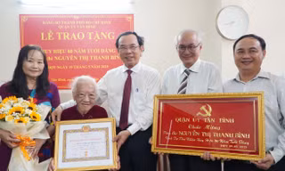 Bí thư TPHCM Nguyễn Văn Nên trao Huy hiệu 80 năm tuổi Đảng cho cán bộ tiền khởi nghĩa 