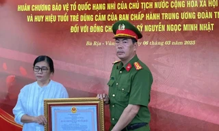 Truy tặng Huân chương bảo vệ Tổ quốc cho chiến sĩ hi sinh khi khống chế kẻ ngáo đá