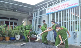  Đoàn viên, chiến sĩ tình nguyện hỗ trợ người dân xây dựng nông thôn mới