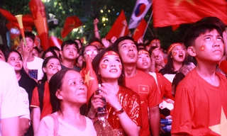 Nước mắt trào dâng trên phố đi bộ Nguyễn Huệ