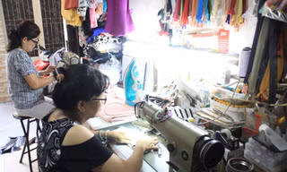 Người Sài Gòn tỉ mẩn may khẩu trang tặng người đi đường, học sinh đến trường