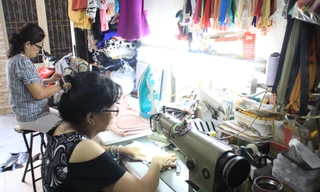 Người Sài Gòn tỉ mẩn may khẩu trang tặng người đi đường, học sinh đến trường