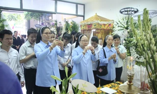 Người khiếm thị đến 'Thư viện sách nói' tưởng nhớ chị Hướng Dương