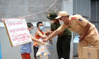 Tuổi trẻ Công an TPHCM mang quà trao tặng trẻ mồ côi, khuyết tật những ngày khó khăn