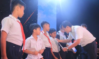 Bí thư thứ nhất T.Ư Đoàn, Chủ tịch Hội Liên hiệp Thanh niên Việt Nam Lê Quốc Phong tặng học bổng cho các em học sinh Côn Đảo.