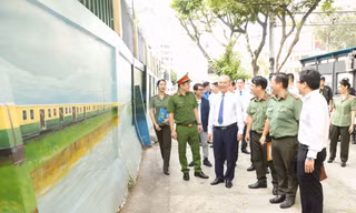 Lãnh đạo TPHCM cùng cán bộ, chiến sĩ đón chào công trình bích họa mới ở trung tâm thành phố
