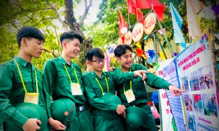 Tân binh vui hội trước giờ nhập ngũ