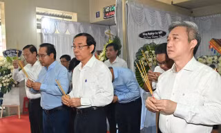 Bí thư Nguyễn Văn Nên và các lãnh đạo TPHCM viếng các nạn nhân vụ cháy cư xá Độc Lập