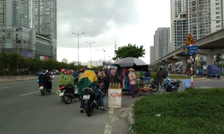 Sài Gòn bất ngờ đón 'mưa vàng' trong ngày nghỉ lễ