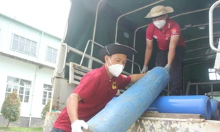 Những chàng trai mang bình oxy cứu chữa bệnh nhân F0