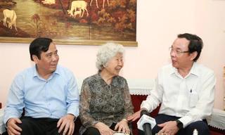 Bí thư TPHCM thăm, chúc mừng cựu cán bộ tình báo, lãnh đạo thành phố