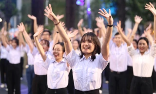 Màn đồng diễn đẹp mắt của gần 1.000 bạn trẻ TPHCM