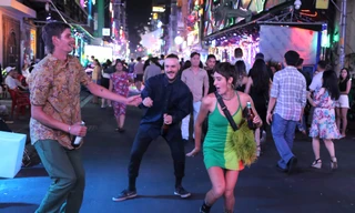 Khách nước ngoài nhảy tưng bừng ở phố Tây Bùi Viện trong thời khắc sang năm mới