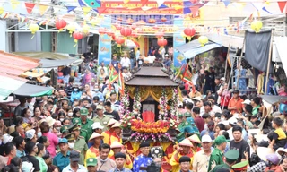 Cận cảnh ghe thuyền Cần Giờ rẽ sóng rước lễ Nghinh Ông 