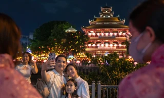 Hàng nghìn người dân, phật tử đổ về chùa Pháp Hoa thả hoa đăng mừng lễ Phật đản 