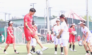 Tuyển thủ Đoàn Văn Hậu tập luyện, đá bóng cùng các bạn nhỏ 