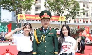 Chàng sĩ quan tình cờ thành 'mẫu ảnh' ở trận địa pháo lễ kỷ niệm 30/4