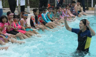 'Tiểu tiên cá' Ánh Viên dạy bơi cho thiếu nhi