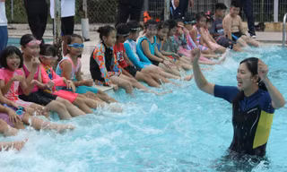 'Tiểu tiên cá' Ánh Viên dạy bơi cho thiếu nhi