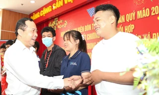 Sinh viên ký túc xá nhận lì xì, ăn cơm tất niên cùng lãnh đạo, thầy cô ĐHQG TPHCM