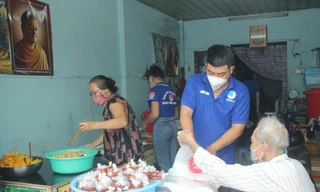 Bạn trẻ phụ giúp vợ chồng cụ ông nấu cơm 0 đồng gửi tặng bà con