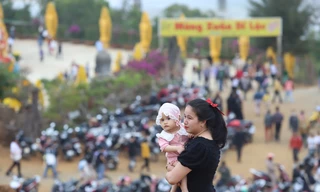 Người dân xứ Quảng nô nức du xuân ở ngôi chùa có tượng Phật cao nhất nước