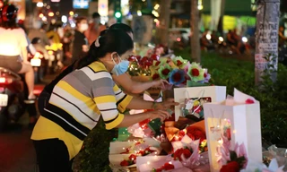 Hoa, gấu 'chong đèn LED' tràn xuống đường, hút khách ở TPHCM
