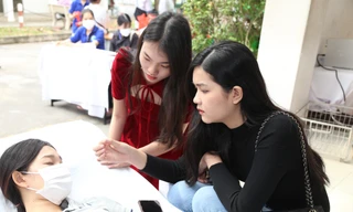 Bé Quyên lần đầu sẻ chia hiến máu ở ngày hội Chủ nhật Đỏ