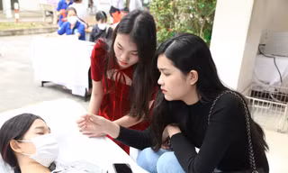 Bé Quyên lần đầu sẻ chia hiến máu ở ngày hội Chủ nhật Đỏ