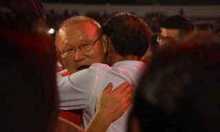 Bố Công Phượng ôm chặt HLV Park Hang-seo