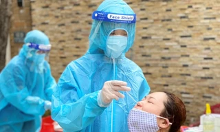 Chàng trai 17 tuổi chung sức chống dịch gần 4 tháng, lấy mẫu xét nghiệm cho người dân