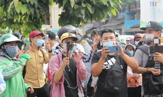 'Rừng' streamer bủa vây theo dõi từng động tĩnh ở trung tâm pháp y để thi thể Chí Tài