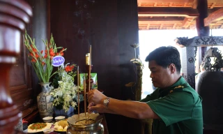 Dâng hương tưởng nhớ cán bộ, đội viên Thanh niên xung phong 