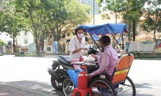 Đôi bạn miệt mài tặng cơm, tiếp quà cho người khó khăn những ngày giãn cách