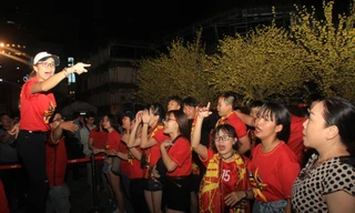 Hội cổ động viên 'tiếp lửa' tuyển Việt Nam hơn cả 90 phút thi đấu