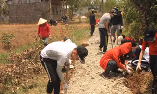 Sinh viên trường Y làm đường giúp dân, tạo sân chơi bảo vệ môi trường cho trẻ