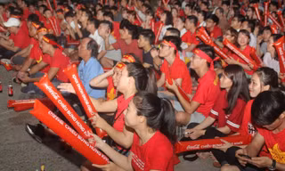 Ngợp trong sắc đỏ CĐV 'truyền lửa' cho Olympic Việt Nam