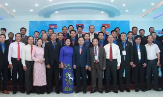  Lãnh đạo tỉnh Bình Phước và đại biểu thanh niên 3 nước chụp ảnh lưu niệm tại lễ khai mạc Diễn đàn 